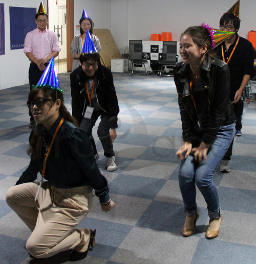 男生女生跳起來