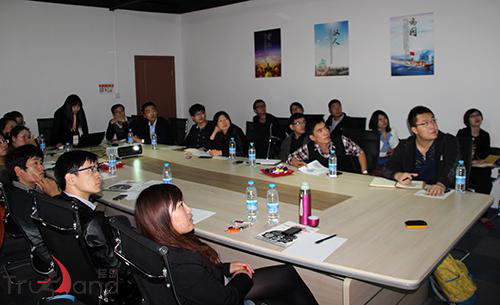 客戶正詳細聽培訓(xùn)內(nèi)容