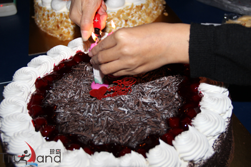 派一位壽星代表，為大家點燃蠟燭