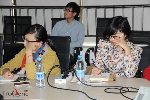 客戶們求知欲很強，紛紛記錄筆記