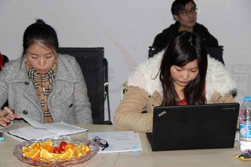 學員們非常認真地在閱讀培訓材料