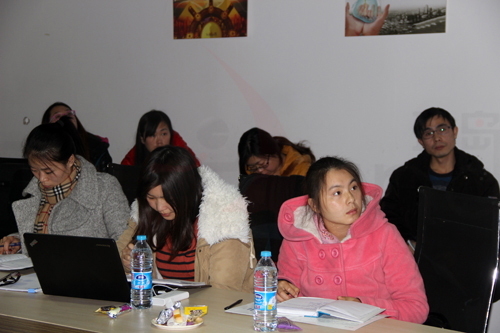 培訓學員認真聽取講師的技巧分享