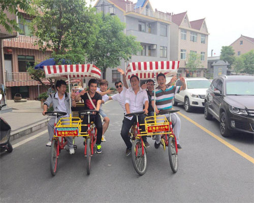 小伙伴們騎著游覽車“招搖過市”