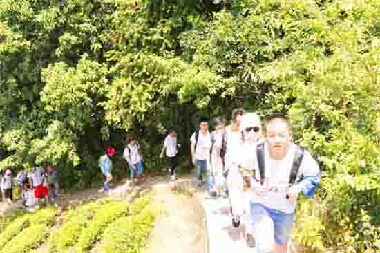 小伙伴們徒步登山