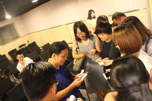 Manson演講結束，互留名片