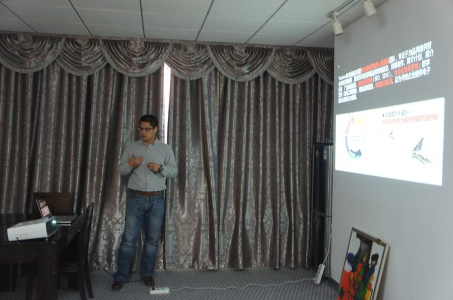 珍島品牌客戶部劉總向劉波英主任介紹公司業(yè)務(wù)