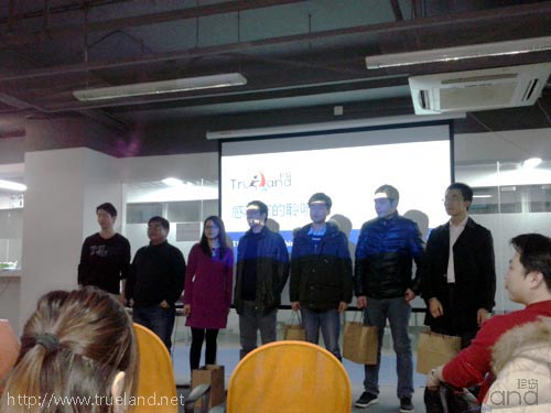 周總作為特約嘉賓給中獎(jiǎng)的現(xiàn)場(chǎng)觀眾頒發(fā)30畝地提供的獎(jiǎng)品